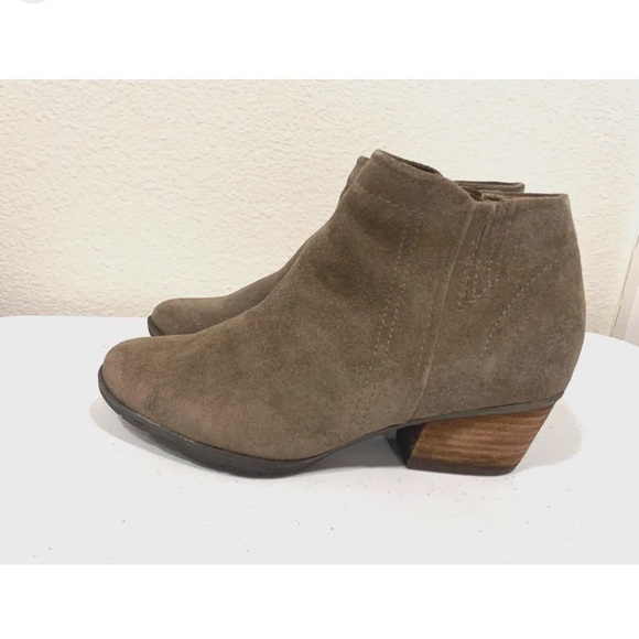 Blondo waterproof ankle booties. Taupe grey suede w/ inside zippers. - Picture 2 of 6